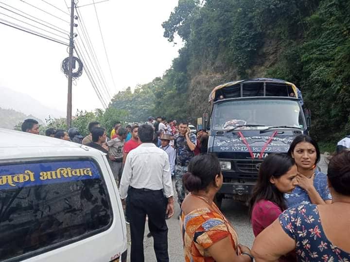 मारुती भ्यान र दुध बोक्ने ट्यांकर ठोक्किदा तीन जनाको मृत्यु, ४ घाईते