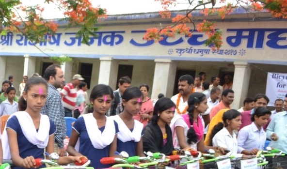 सडकमै डेस्कबेञ्च राखी पठनपाठन