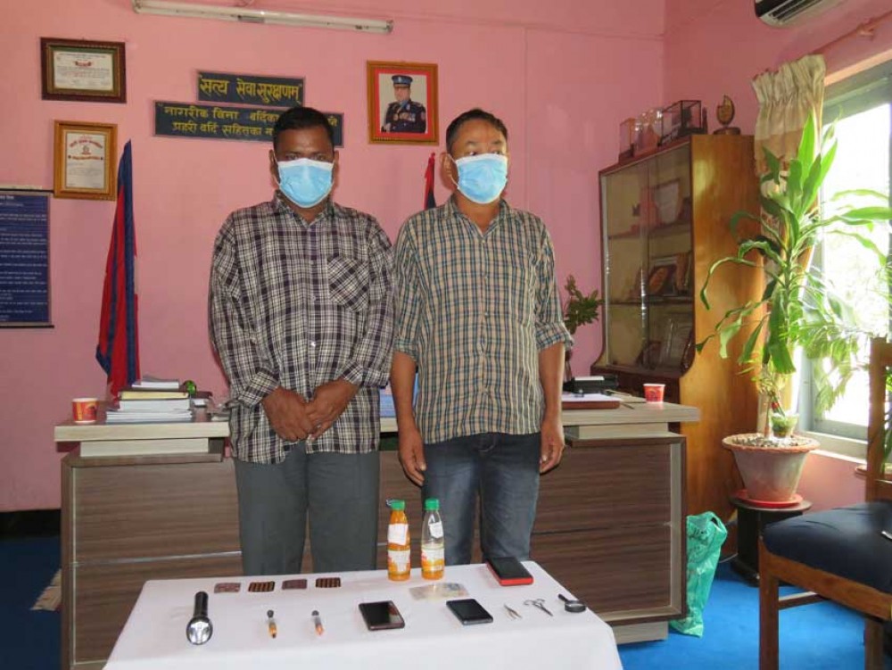 बेहोस बनाइ लुटपाट गर्ने दुईजना प्रहरीको फन्दामा