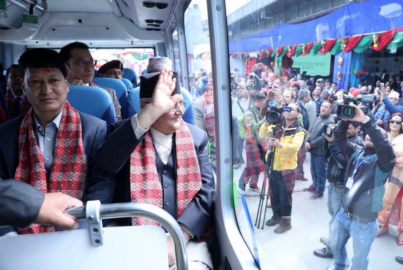 प्रधानमन्त्री ओली बिजुली बस चढेर  सिंहदरबार पुगेपछि..(फोटो फिचर)