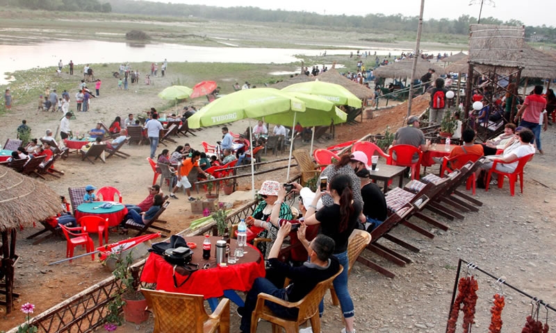चितवनमा पर्यटकहरुको चहपहल बढेपछि व्यवसायी उत्साहित