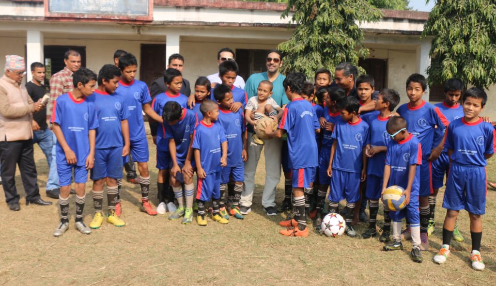 पुर्व युवराजा पारस चितवनमा फुटबल खेल्दै