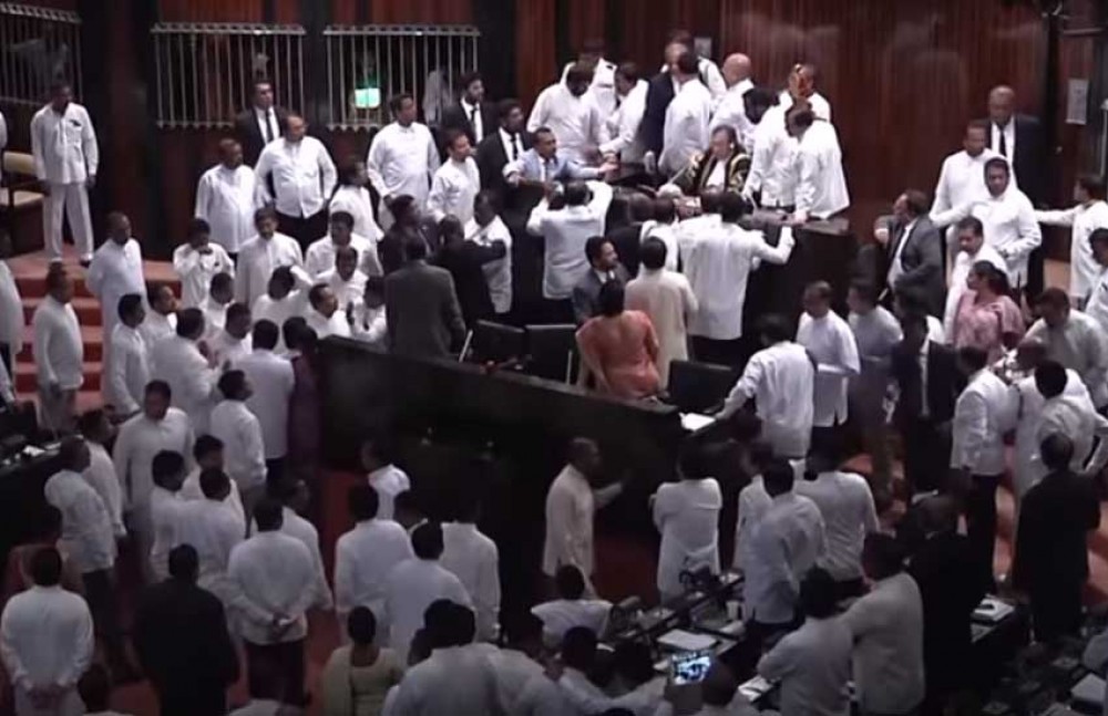 श्रीलंकामा महिन्दा राजापाक्षेका समर्थक र सांसदहरुबीच कुटाकुट