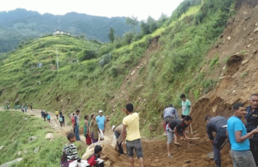 साँफे–मार्तडी सडक मर्मत गर्दै प्रहरी