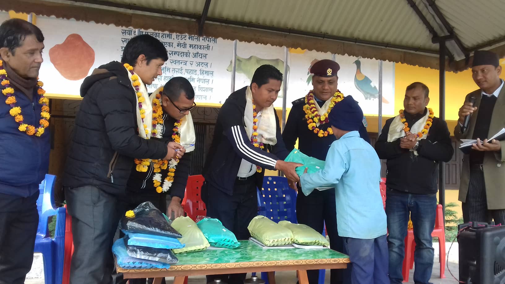 डिएसपी दयानिधि र व्यवसायी राजुले गरे विपन्न विद्यार्थीलाई सहयोग (भिडियो)