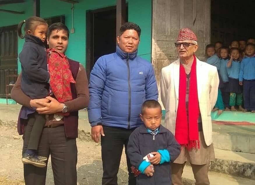 मुख्यमन्त्रीद्वारा जाडोका कपडा प्रदान