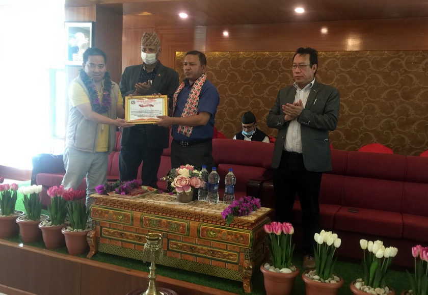 पहिरो पीडितलाई प्रभु बैंकको ५ लाख सहयोग