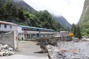 शिक्षक छन्, विद्यार्थी छैनन्