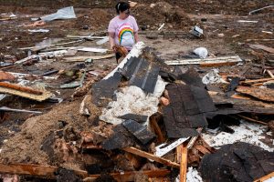 आँधीका कारण कम्तीमा २७ जनाको मृत्यु
