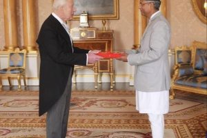 राजा चाल्र्ससमक्ष ओहोदाको प्रमाणपत्र प्रस्तुत