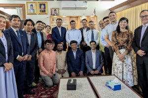 नेपाली स्वास्थ्यकर्मीसँग मन्त्री पौडेलद्वारा सुझाव सङ्कलन