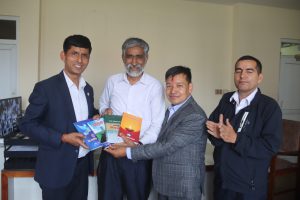 काउन्सिलद्वारा राससलाई पुस्तक प्रदान