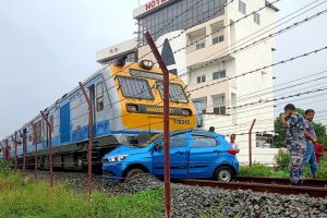 जनकपुरमा रेल र कार ठोक्किए