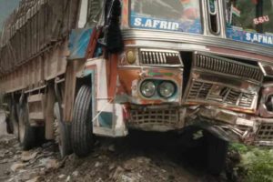 ट्रकमा ढुङ्गा खस्दा तीन जना घाइते