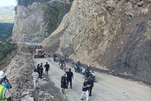 पहिरो हटाइयो, पृथ्वी राजमार्ग एकतर्फी सञ्चालनमा