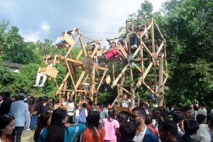 सरायको रौनकसँगै दसैँ मेलामा काठेपिङ चढ्नेको घुइँचो