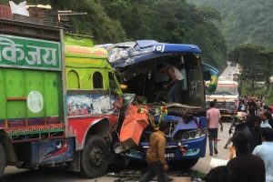 सातवटा सवारीसाधन एकापसमा ठक्कर खाँदा २१ जना घाइते