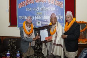 मुन्धुम संस्कृतिविद् तथा साहित्यकार बैरागी काइँला सम्मानित