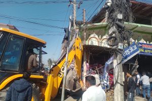 अतिक्रमित घर टहरा हटाउन सुरु