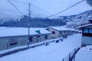 हिमपातले राजमार्ग र विद्युत् सेवा अवरुद्ध