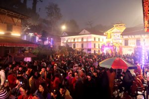 पशुपतिनाथलगायत देशभरका शिवालयमा पूजा, आराधना एवं दर्शन गर्ने भक्तजनको लामो लाम
