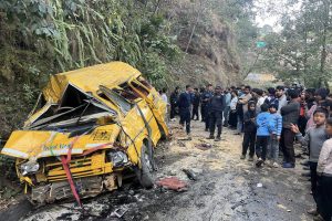 स्कूल बस दुर्घटनामा २३ विद्यार्थी घाइते
