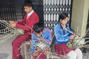 विद्यार्थीलाई चोयाको सामग्री बनाउने सीप प्रदान