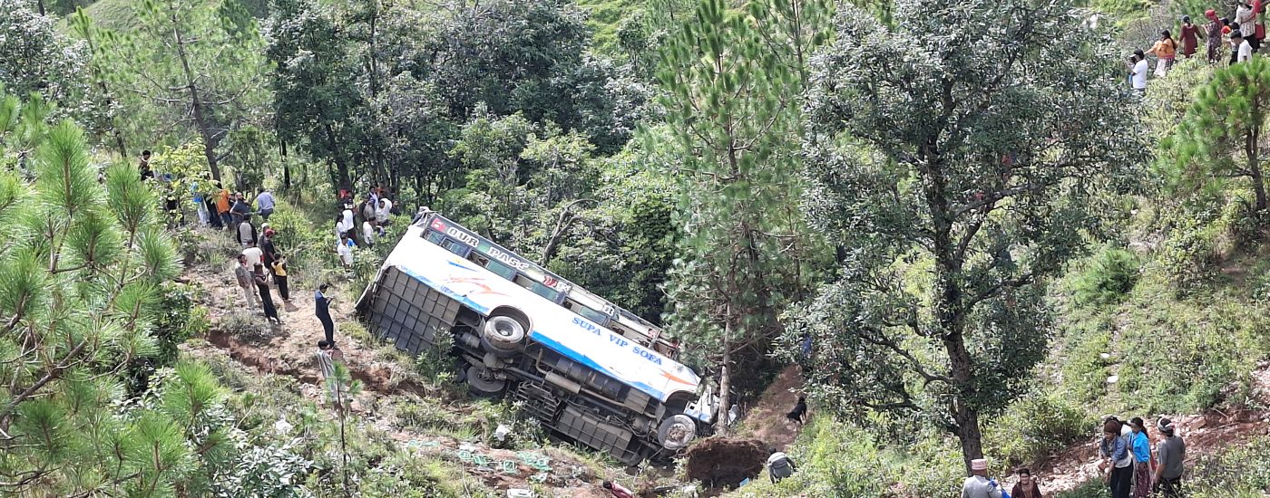 बैतडीमा बस दुर्घटना हुँदा १७ जना घाइते