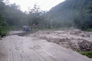 सडक बगाउँदा घान्द्रुकमा पर्यटक अलपत्र