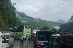 जलबिरेमा दुई बस र ट्रक ठोक्किँदा ३० जना घाइते