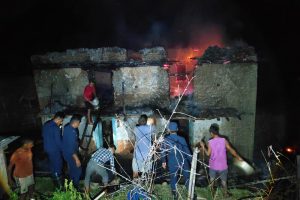 विद्युत् ‘सर्ट’भएर आगलागी हुँदा दुई घर नष्ट, २६ लाख बराबरको क्षति
