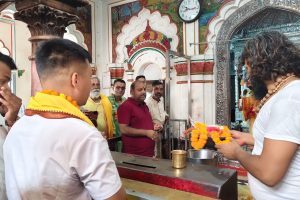 शान्तिको कामना गर्दै गृहमन्त्रीद्वारा पूजार्चना