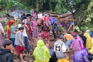 पहिरोले घर पुरिँदा एक जना बेपत्ता, दुई घाइते