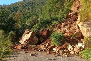 पहिराले बैतडीको ढोल्यामोड–पुर्चौंडी हाट सडक अवरुद्ध
