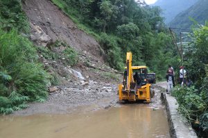 वर्षा रोकिएसंगै बेनी–दरवाङ सडक मर्मत थालियो