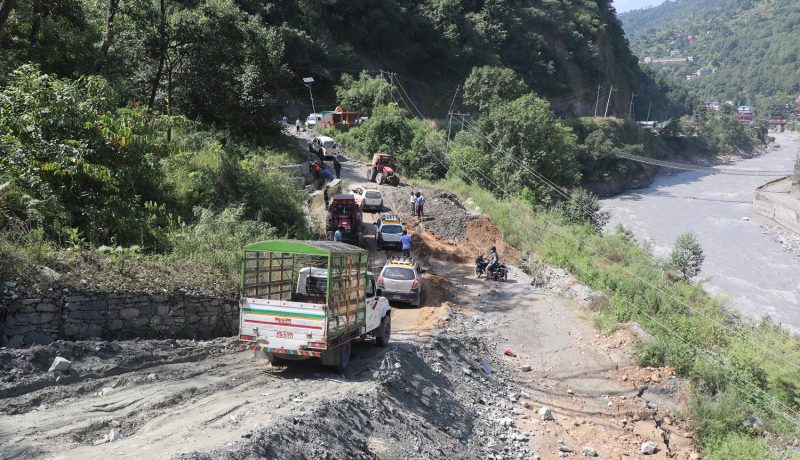 सडक भासिदा यातायात सञ्चालनमा समस्या